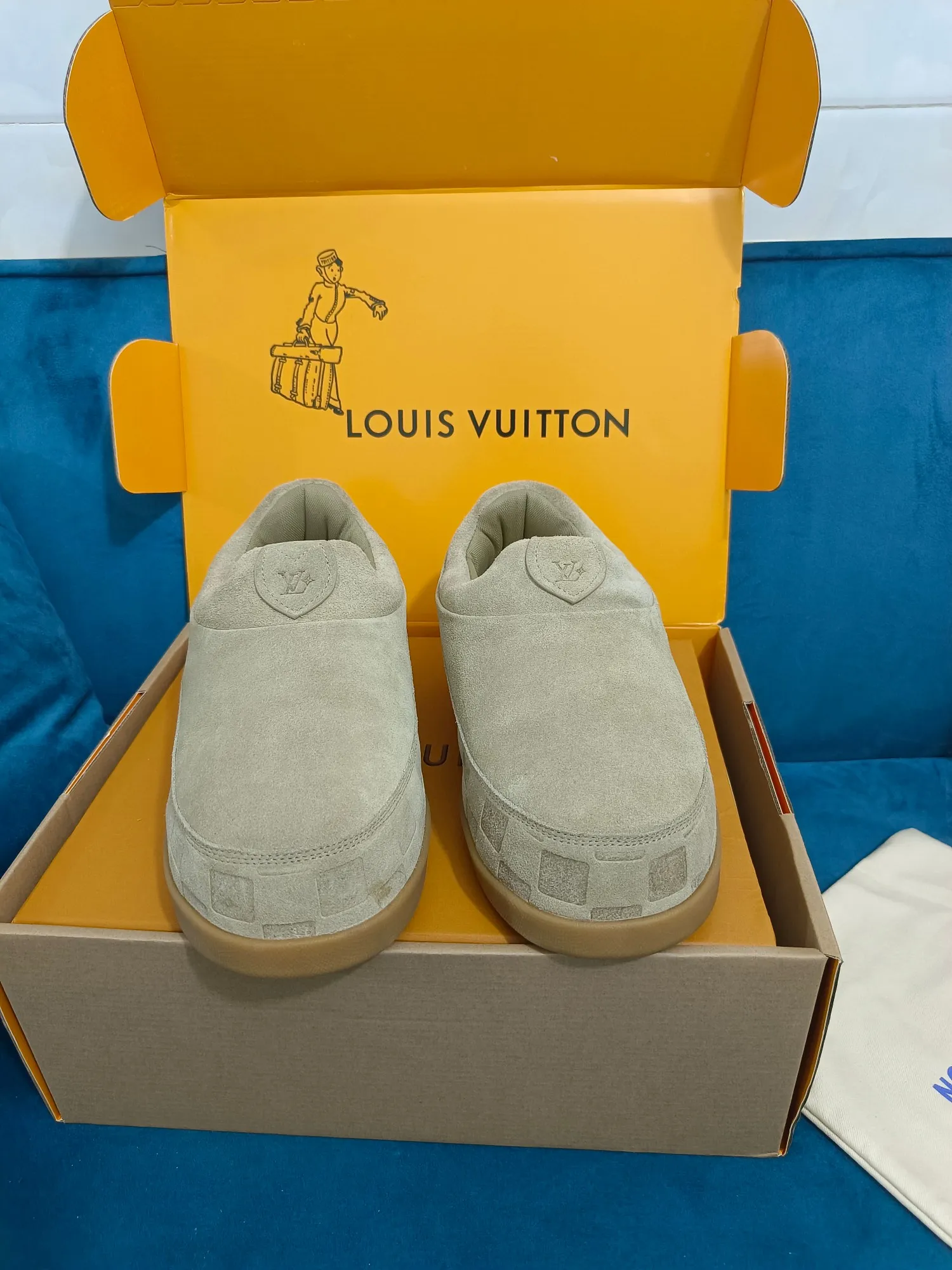 👟👟Ex-factory price 640👟👟 LV YETI slip-on shoes, based on suede cow leather, partially embossed with Nigo's reinterpretation of LV Damier pattern, cleverly echoing the Chinese tradition of taking off shoes when entering the house, and the "small feet" aesthetic is integrated into Chinese street genes. The palm-printed rubber outsole hides the LV letters and Monogram flowers. The exquisite craftsmanship made in Italy shows the brand's heritage in a comfortable slip-on style. The reservation mode adds a unique style, it is traditional and trendy, and it is suitable for couples aged 35-45.